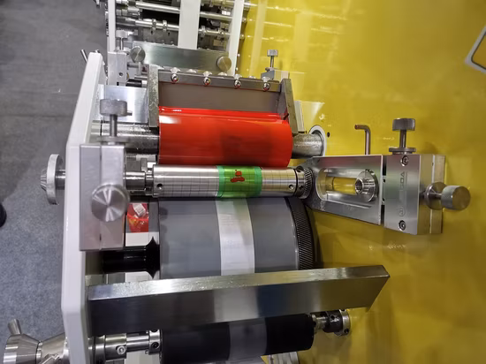 Jingda Macchina da stampa per etichette per la cura del tessuto flessografico 2+1 colori per nastro di raso di poliestere, taffettà di nylon, nastro di cotone, etichette in tessuto e carta per imballaggio di zucchero Jr-1521